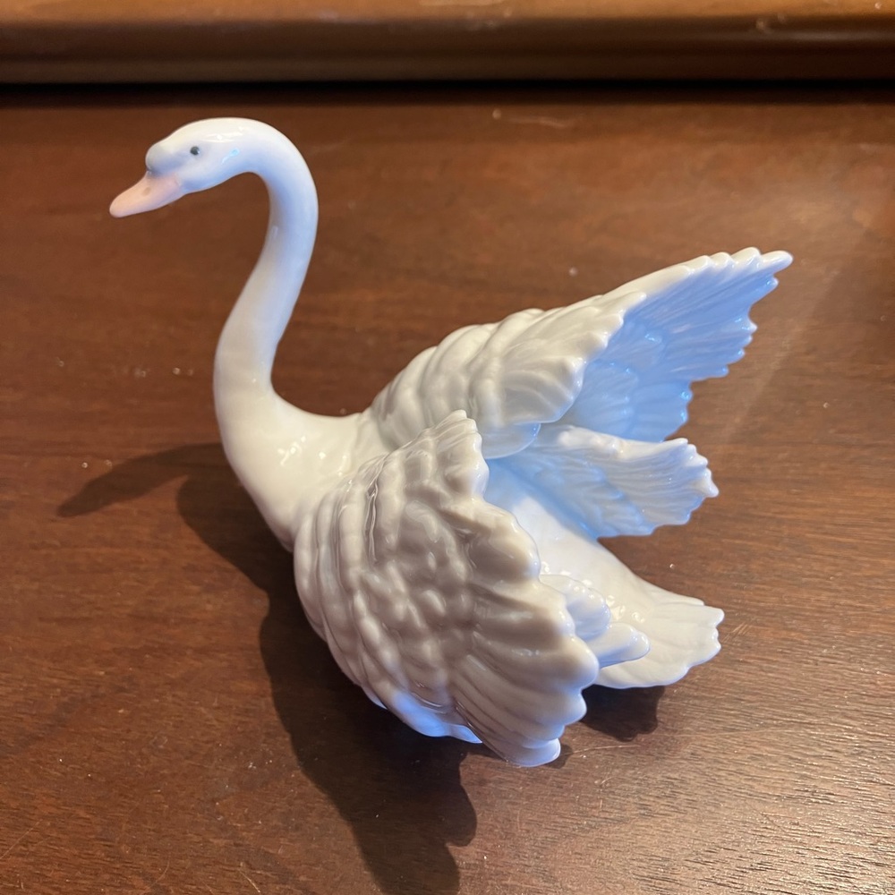 Lladro Graceful White Swan Bird Figurine